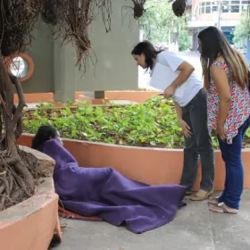 Divinópolis sanciona lei que facilita retorno de moradores de rua à cidade de origem