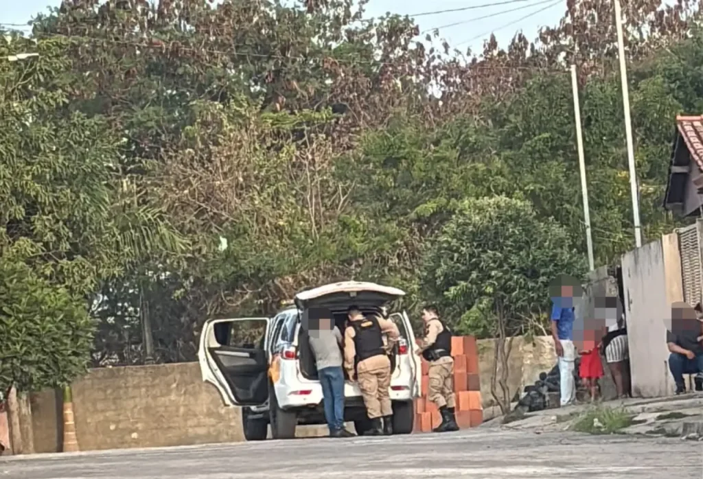 Viatura da Pol&iacute;cia Militar de Minas Gerais estacionada em rua de munic&iacute;pio do Centro-Oeste