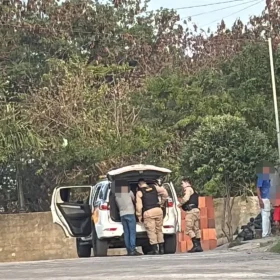 Mulher presa em Arcos é suspeita de esfaquear e matar idoso em Formiga