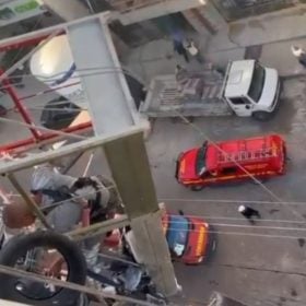 Homem é resgatado a 20 metros de altura após plataforma elevatória romper em Divinópolis