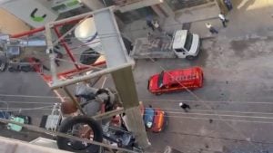 Homem é resgatado a 20 metros de altura após plataforma elevatória romper em Divinópolis