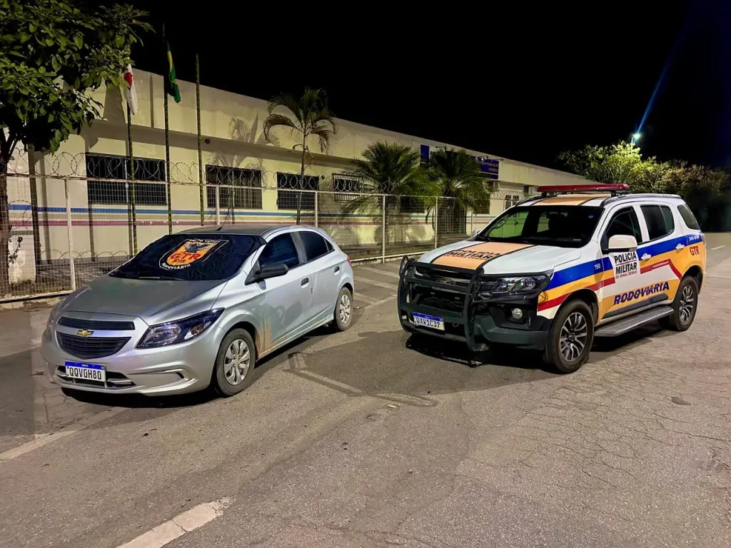 Viatura da Pol&iacute;cia Militar Rodovi&aacute;ria estacionada &agrave;s margens da rodovia MG-050 em Divin&oacute;polis