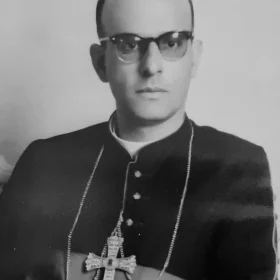 Por que a principal praça de Divinópolis leva o nome de Dom Cristiano?