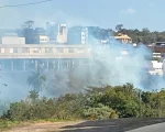 Denúncia: Queimada em lote vago provoca fumaça perto do Hospital Regional em Divinópolis