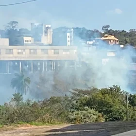 Denúncia: Queimada em lote vago provoca fumaça perto do Hospital Regional em Divinópolis