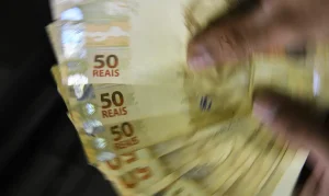Salário mínimo pode subir 5,92% em 2027
