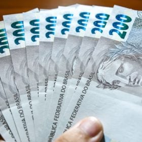 Cédulas falsas de R$ 200 apreendidas pela Polícia Militar em ocorrência em Oliveira