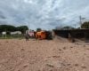 Carreta carregada com argila tombada após acidente em Pará de Minas
