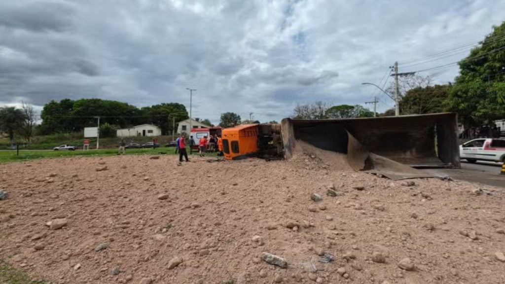 Carreta carregada com argila tombada ap&oacute;s acidente em Par&aacute; de Minas