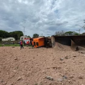 Carreta carregada com argila tombada após acidente em Pará de Minas