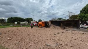 Carreta carregada com argila tombada após acidente em Pará de Minas