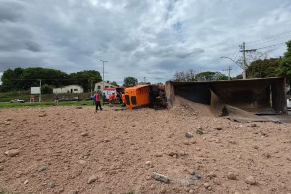 Carreta carregada com argila tombada ap&oacute;s acidente em Par&aacute; de Minas