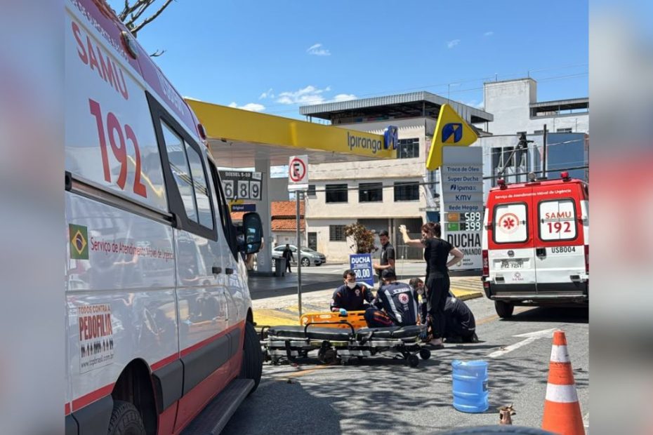 Acidente entre carro e moto na Rua Minas Gerais, em Divin&oacute;polis