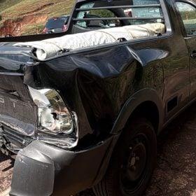 Caminhão bate na traseira de Saveiro em praça de pedágio da MG-050, em Itaúna