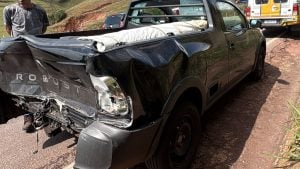 Caminhão bate na traseira de Saveiro em praça de pedágio da MG-050, em Itaúna