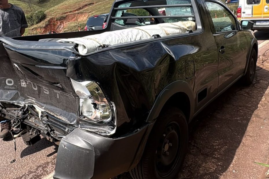 Caminh&atilde;o bate na traseira de Saveiro em pra&ccedil;a de ped&aacute;gio da MG-050, em Ita&uacute;na