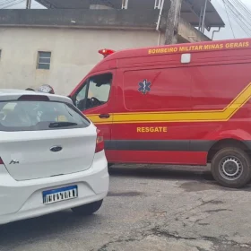 Colisão entre motocicleta e automóvel foi registrada no bairro Água Vermelha, em Formiga.