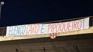 Faixas de protesto da torcida do Cruzeiro contra elenco, Artur Jorge e diretoria