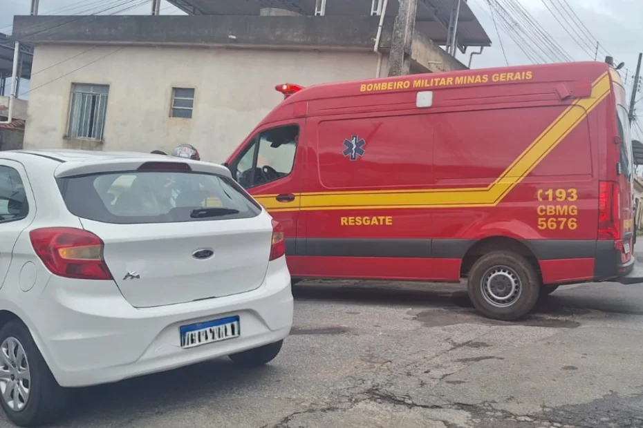 Colisão entre motocicleta e automóvel foi registrada no bairro Água Vermelha, em Formiga.