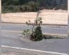 Grande buraco após asfalto ceder na BR-494, na entrada do bairro Novo Fortaleza, em Divinópolis