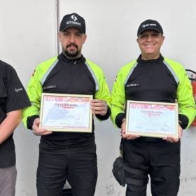 Agentes de trânsito Glenes Gil Silva Morais e Marcus Vinicius de Souza recebem homenagem após salvar criança de incêndio em Divinópolis