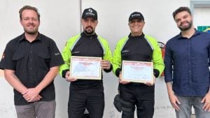 Agentes de trânsito Glenes Gil Silva Morais e Marcus Vinicius de Souza recebem homenagem após salvar criança de incêndio em Divinópolis