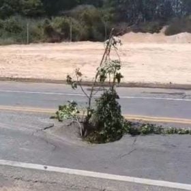 Grande buraco após asfalto ceder na BR-494, na entrada do bairro Novo Fortaleza, em Divinópolis