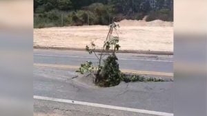 Grande buraco após asfalto ceder na BR-494, na entrada do bairro Novo Fortaleza, em Divinópolis