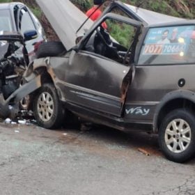 Colisão frontal entre dois carros na BR-354, em Córrego Danta