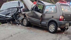 Colisão frontal entre dois carros na BR-354, em Córrego Danta