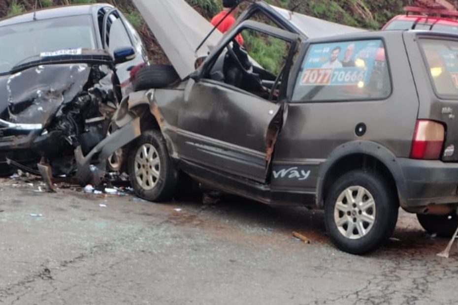 Colis&atilde;o frontal entre dois carros na BR-354, em C&oacute;rrego Danta