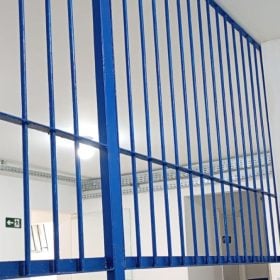 Grade de proteção instalada na recepção de posto de saúde do bairro Candidés em Divinópolis