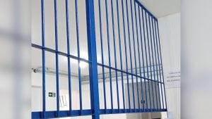 Grade de proteção instalada na recepção de posto de saúde do bairro Candidés em Divinópolis