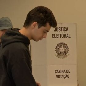 Urna eletrônica utilizada nas eleições, em explicação sobre voto de legenda, quociente eleitoral e eleição de deputados.