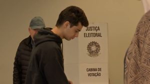 Urna eletrônica utilizada nas eleições, em explicação sobre voto de legenda, quociente eleitoral e eleição de deputados.