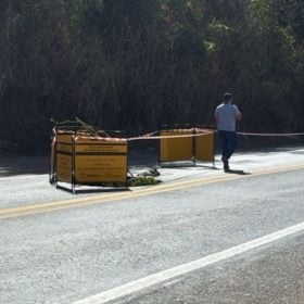 Equipes da Prefeitura e da Copasa atuam em trecho afetado da BR-494, em Divinópolis
