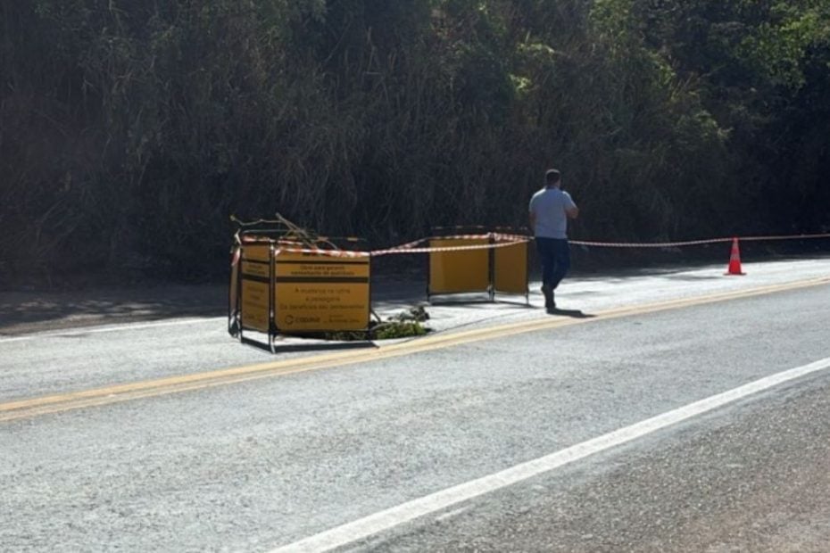 Equipes da Prefeitura e da Copasa atuam em trecho afetado da BR-494, em Divin&oacute;polis