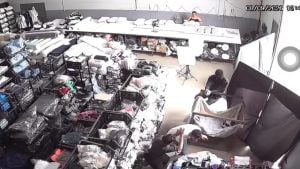 Câmeras de segurança registram ação de suspeito em homicídio no bairro Planalto, em Divinópolis