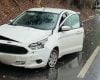 Carro Ford Ka após sair da pista e bater em barranco na BR-352, em Pará de Minas