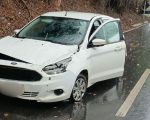 Carro Ford Ka após sair da pista e bater em barranco na BR-352, em Pará de Minas