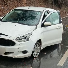 Carro Ford Ka após sair da pista e bater em barranco na BR-352, em Pará de Minas