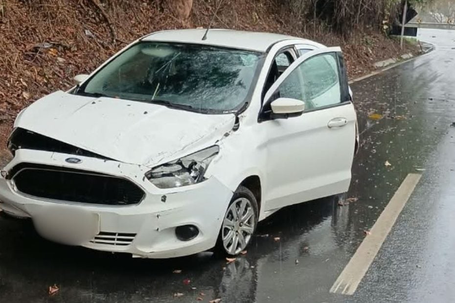 Carro Ford Ka após sair da pista e bater em barranco na BR-352, em Pará de Minas