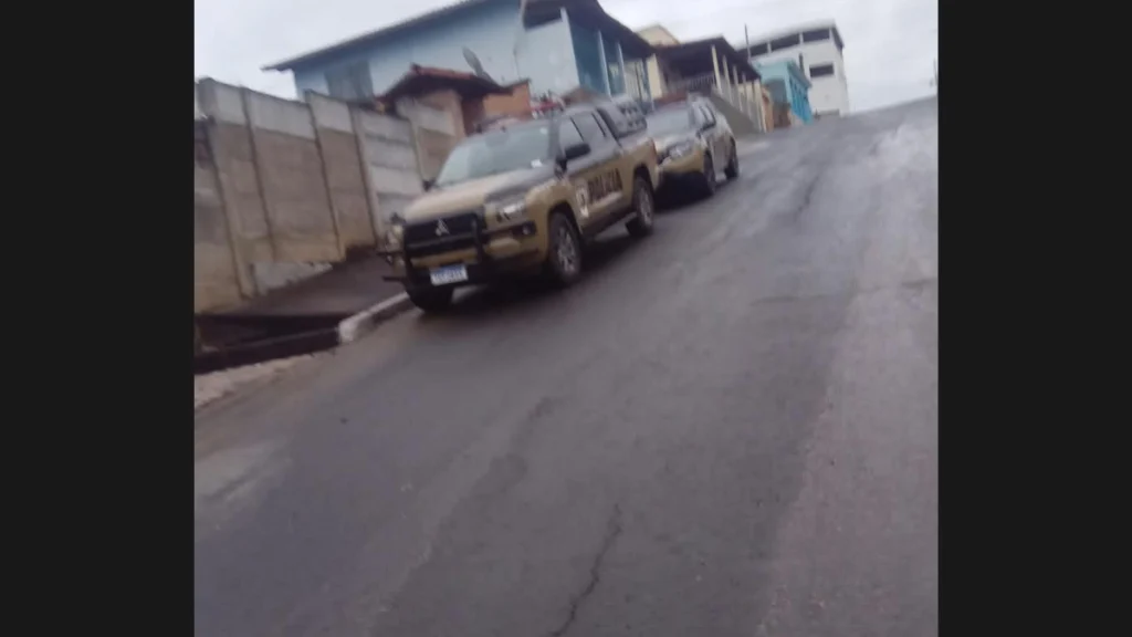 Guilherme Pereira da Silva, de 35 anos, morreu ap&oacute;s ser baleado durante cumprimento de mandado no bairro Alto Alegre; Pol&iacute;cia Militar e familiares apresentam vers&otilde;es diferentes sobre o caso.