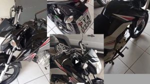 Moto Honda Titan 160 preta com detalhes vermelhos furtada na comunidade de Passagem, em Divinópolis