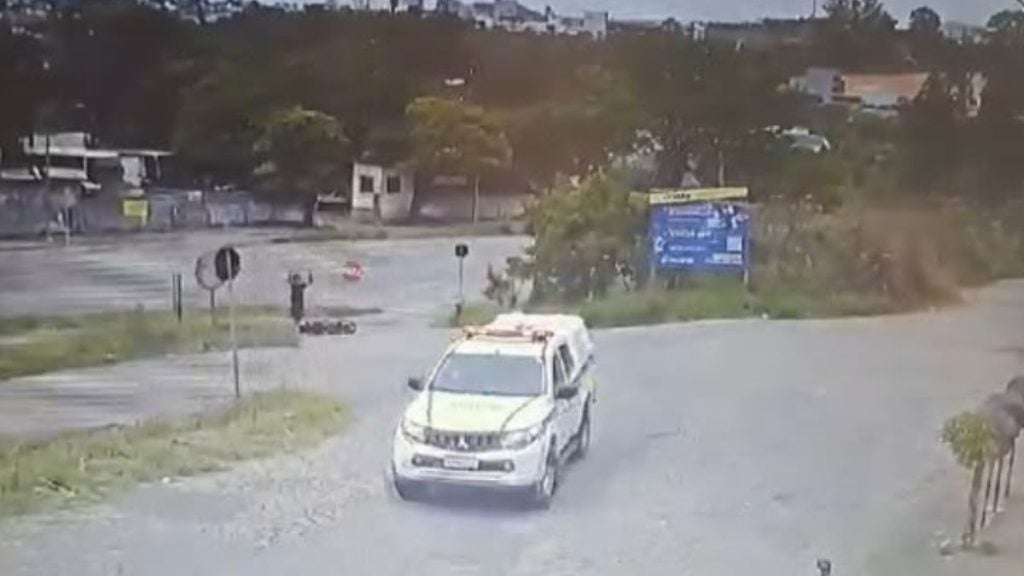 Carro invade contram&atilde;o e bate em moto em trevo do bairro Nova Fortaleza, em Divin&oacute;polis