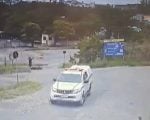 Carro invade contram&atilde;o e bate em moto em trevo do bairro Nova Fortaleza, em Divin&oacute;polis