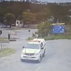 Carro invade contramão e bate em moto em trevo do bairro Nova Fortaleza, em Divinópolis