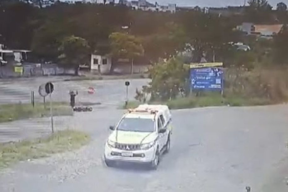 Carro invade contram&atilde;o e bate em moto em trevo do bairro Nova Fortaleza, em Divin&oacute;polis