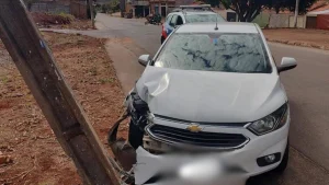 Acidente aconteceu no bairro Recanto da Lagoa na terça-feira (1º); ninguém ficou ferido.