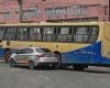 Acidente entre táxi e ônibus no cruzamento da Rua Pernambuco com a Avenida Getúlio Vargas, em Divinópolis